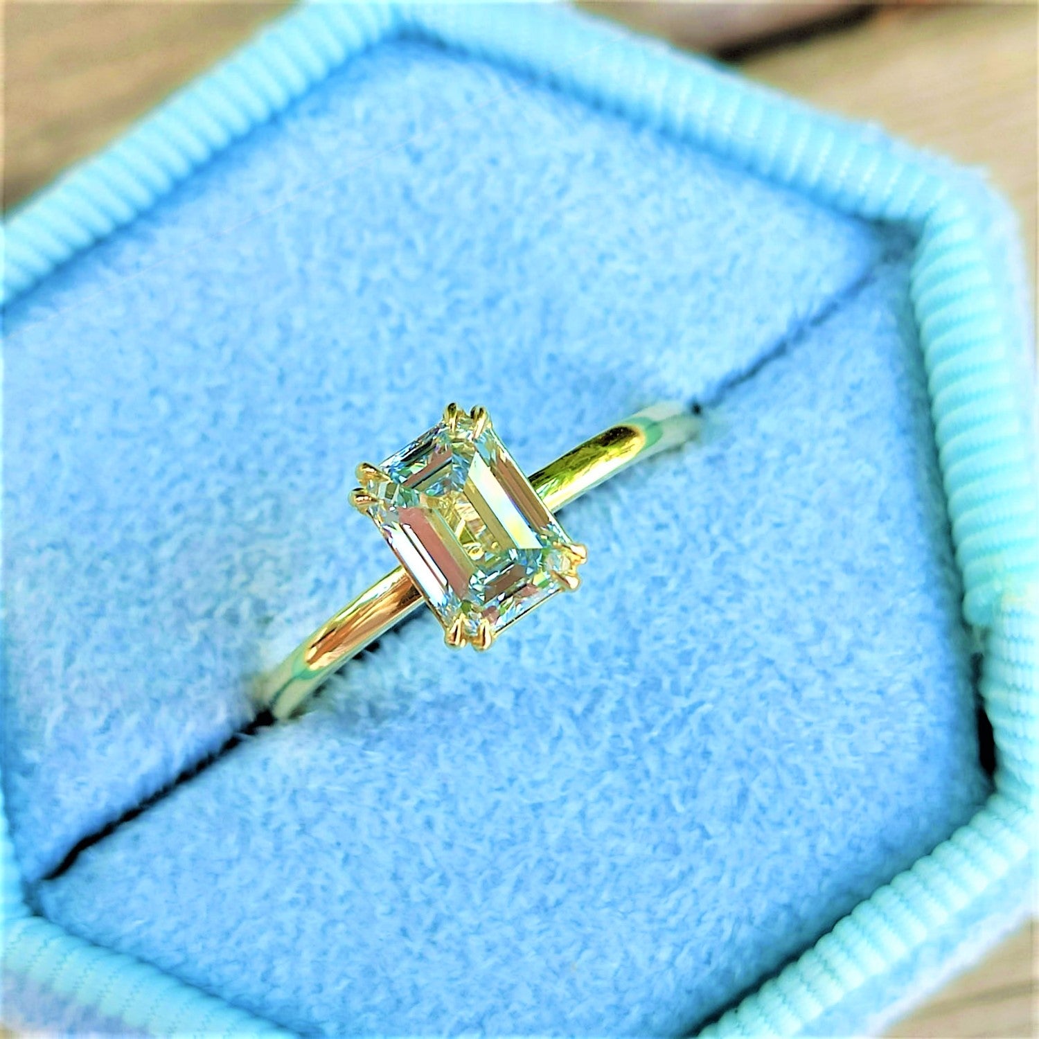 טבעת אירוסין "סוליטר אמרלד" זהב צהוב