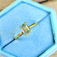 טבעת אירוסין "סוליטר אמרלד" זהב צהוב