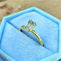 טבעת אירוסין "סוליטר אמרלד" זהב צהוב