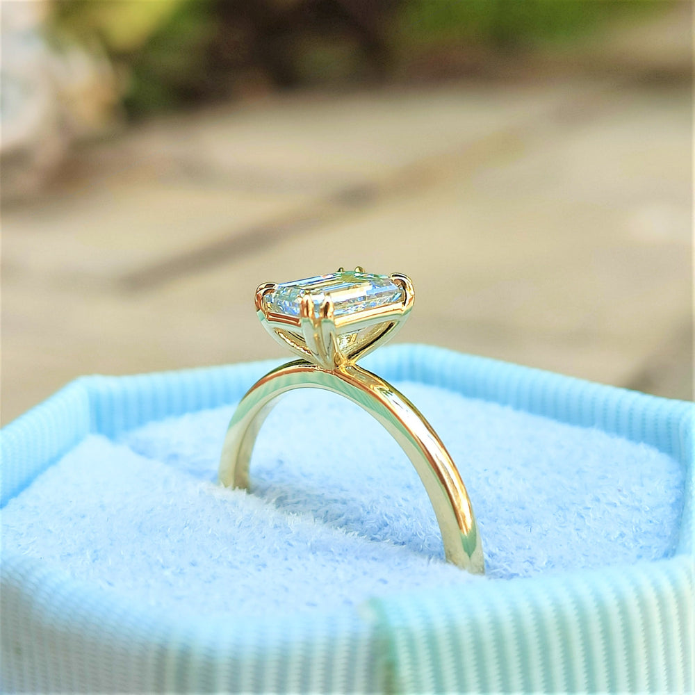 טבעת אירוסין "סוליטר אמרלד" זהב צהוב