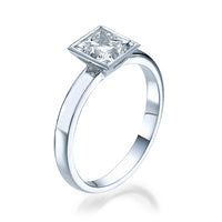 טבעת ססיל סוליטר פרינסס זהב לבן עם יהלום מעבדה בעיצוב נקי ומודרני