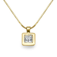 שרשרת פרינסס מרובעת ומרשימה 3/4 קראט היושבת על שרשרת זהב צהוב מבריקה