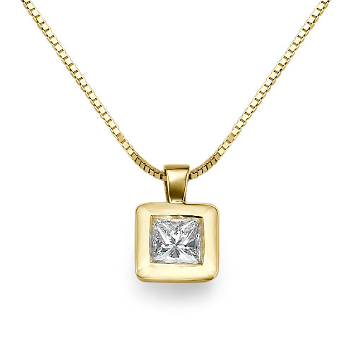 שרשרת פרינסס מרובעת ומרשימה 3/4 קראט היושבת על שרשרת זהב צהוב מבריקה