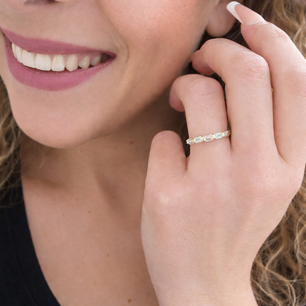 טבעת זהב בעיצוב שורה עם יהלומי מעבדה אמרלד