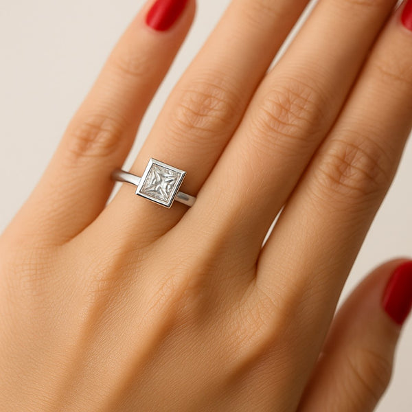 טבעת ססיל סוליטר פרינסס זהב לבן עם יהלום מעבדה בעיצוב נקי ומודרני