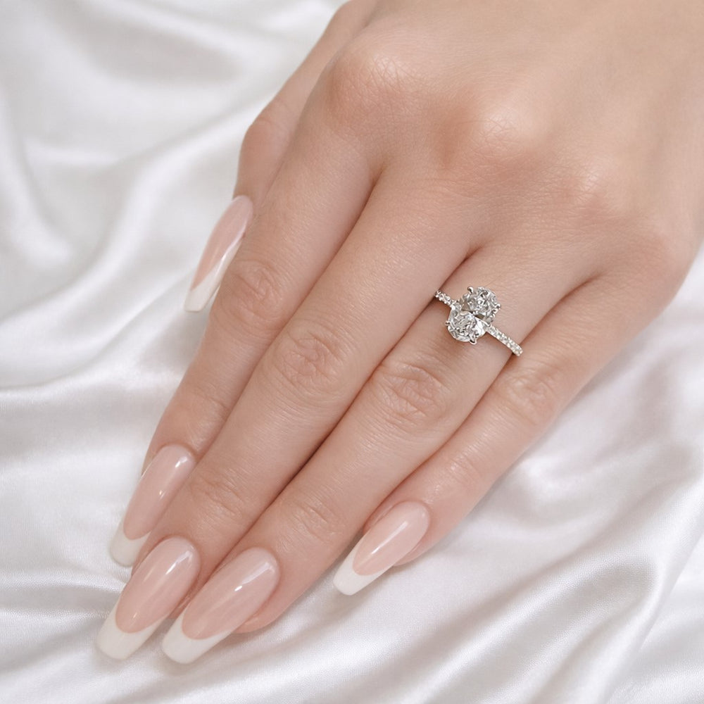 טבעת יהלום מעבדה "אריאנה משובצת" אובל זהב לבן