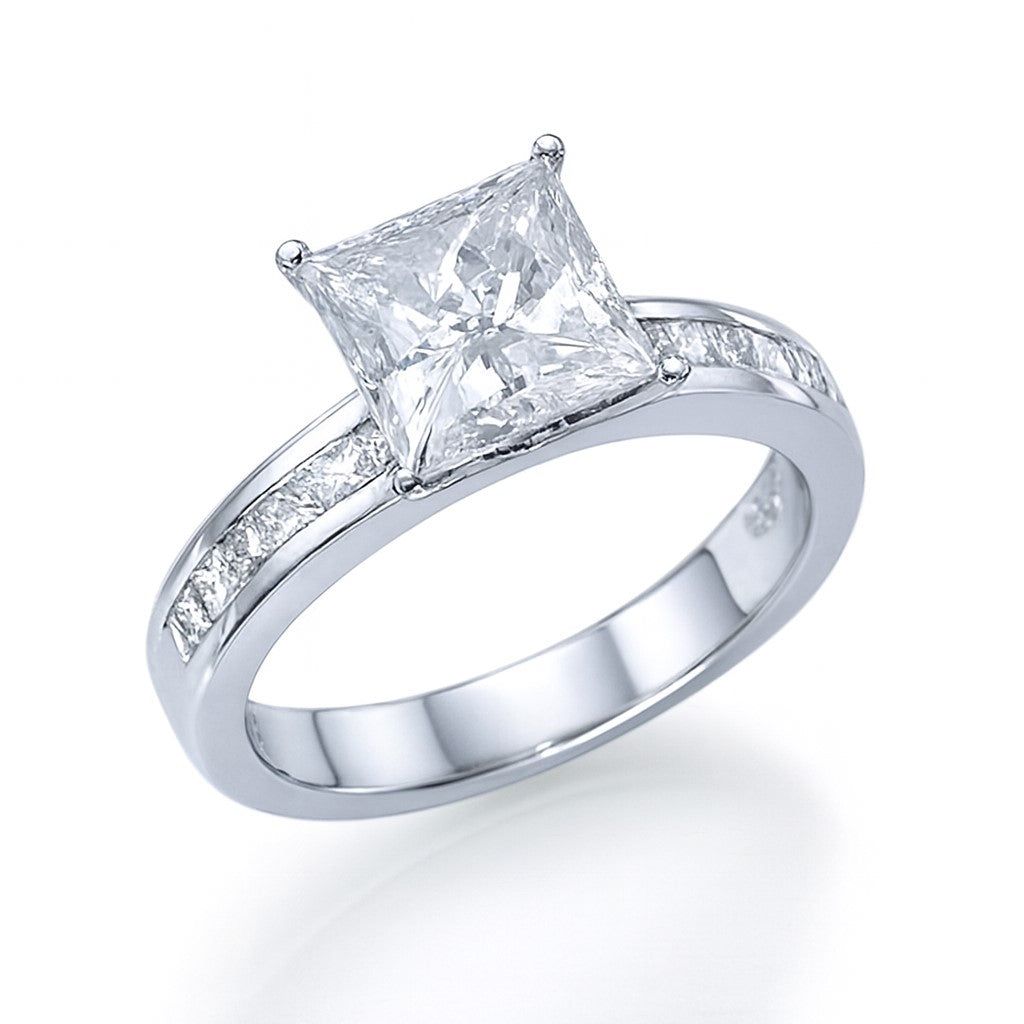 טבעת קיסר מרובעת פרינסס יהלום מעבדה עם שיבוץ פרינסס בצדדים זהב לבן יוקרתי