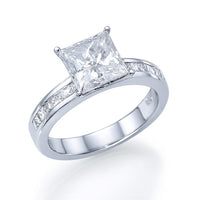 טבעת קיסר מרובעת פרינסס יהלום מעבדה עם שיבוץ פרינסס בצדדים זהב לבן יוקרתי