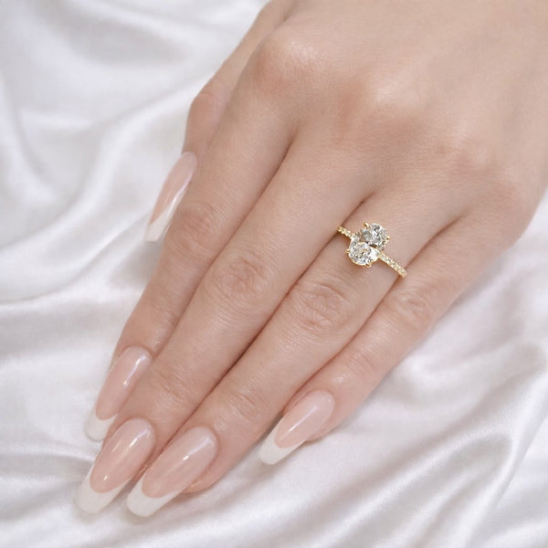 טבעת אירוסין "אריאנה משובצת" יהלום אובל זהב צהוב