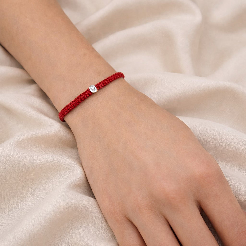 צמיד חוט אדום לנשים עם יהלום אובל