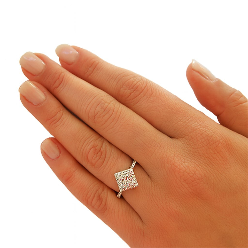 טבעת אמילי זהב לבן עם יהלום מעבדה פרינסס בעיצוב מרובע והילה נוצצת