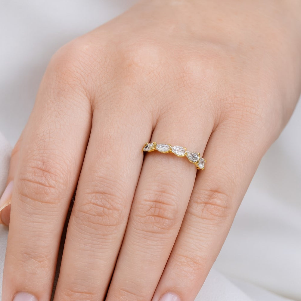 טבעת חמישה יהלומים בחיתוך טיפות מזהב צהוב עם יהלומי מעבדה