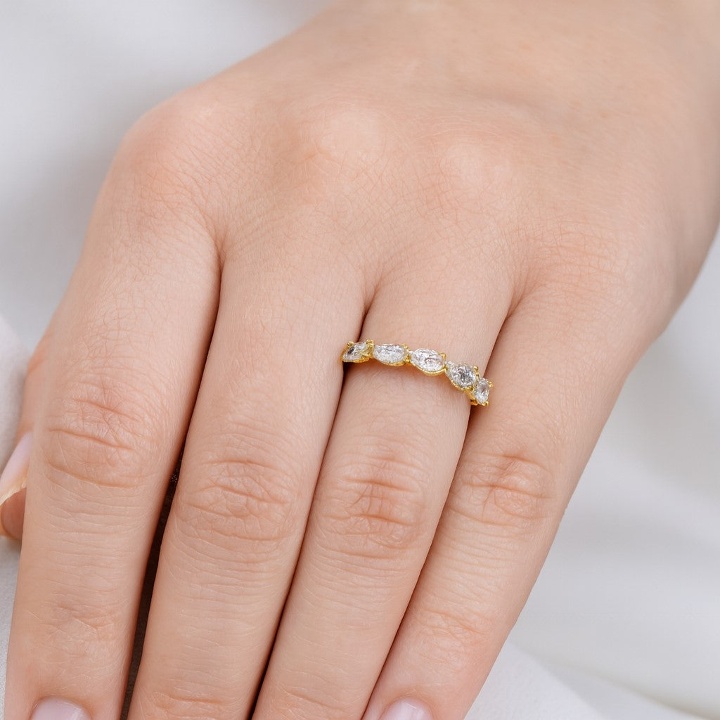 טבעת חמישה יהלומים בחיתוך טיפות מזהב צהוב עם יהלומי מעבדה