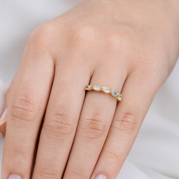 טבעת חמישה יהלומים בחיתוך טיפות מזהב צהוב עם יהלומי מעבדה