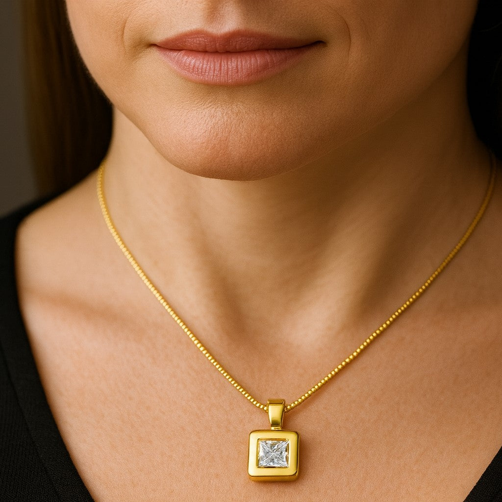 שרשרת פרינסס מרובעת ומרשימה 3/4 קראט היושבת על שרשרת זהב צהוב מבריקה