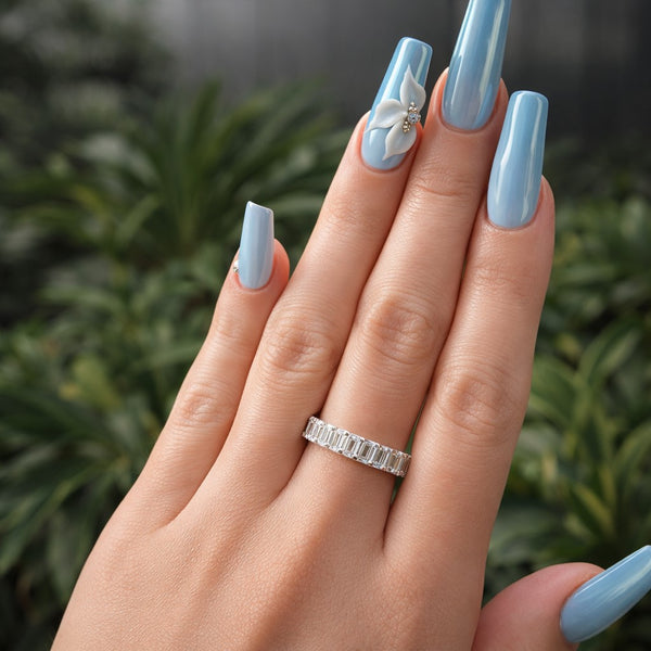 טבעת זהב לבן עם אמרלדים בעיצוב איטרנטי אלגנטי המשובץ לכל ההיקף