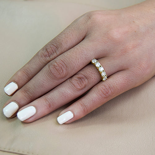 טבעת חמישה אבני יהלום מעבדה בזהב צהוב בעיצוב קלאסי ונוצץ