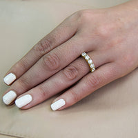 טבעת חמישה אבני יהלום מעבדה בזהב צהוב בעיצוב קלאסי ונוצץ