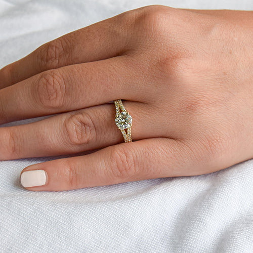 טבעת יהלום מעבדה קטיה וינטאג' עם יהלום עגול ועוד 74 יהלומים בצדדים