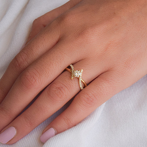 טבעת מייגן טוויסט זהב צהוב עם יהלום מעבדה וזרועות משובצות יהלומים