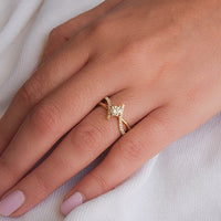 טבעת מייגן טוויסט זהב צהוב עם יהלום מעבדה וזרועות משובצות יהלומים