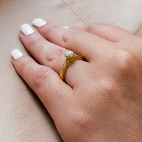 טבעת אירוסין זהב צהוב וינטג בעבודת יד עם יהלום מעבדה מבריק