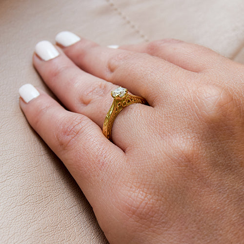 טבעת אירוסין זהב צהוב וינטג בעבודת יד עם יהלום מעבדה מבריק