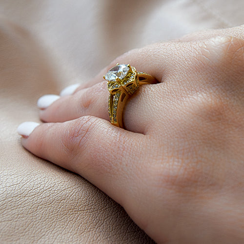 גבריאלה טבעת זהב צהוב עם יהלום עגול ועיצוב פרח ייחודי