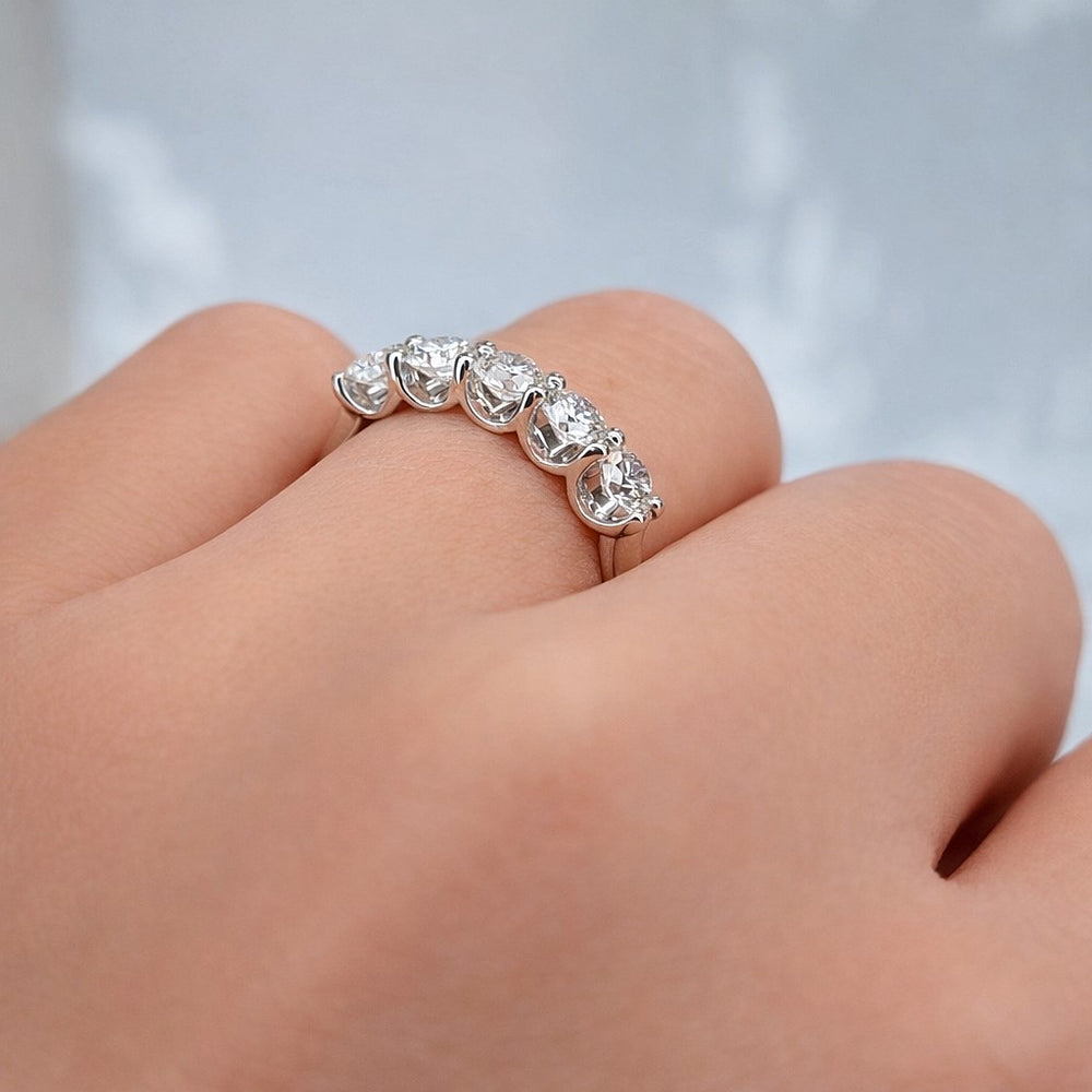 טבעת חמשה יהלומים קשתות זהב לבן