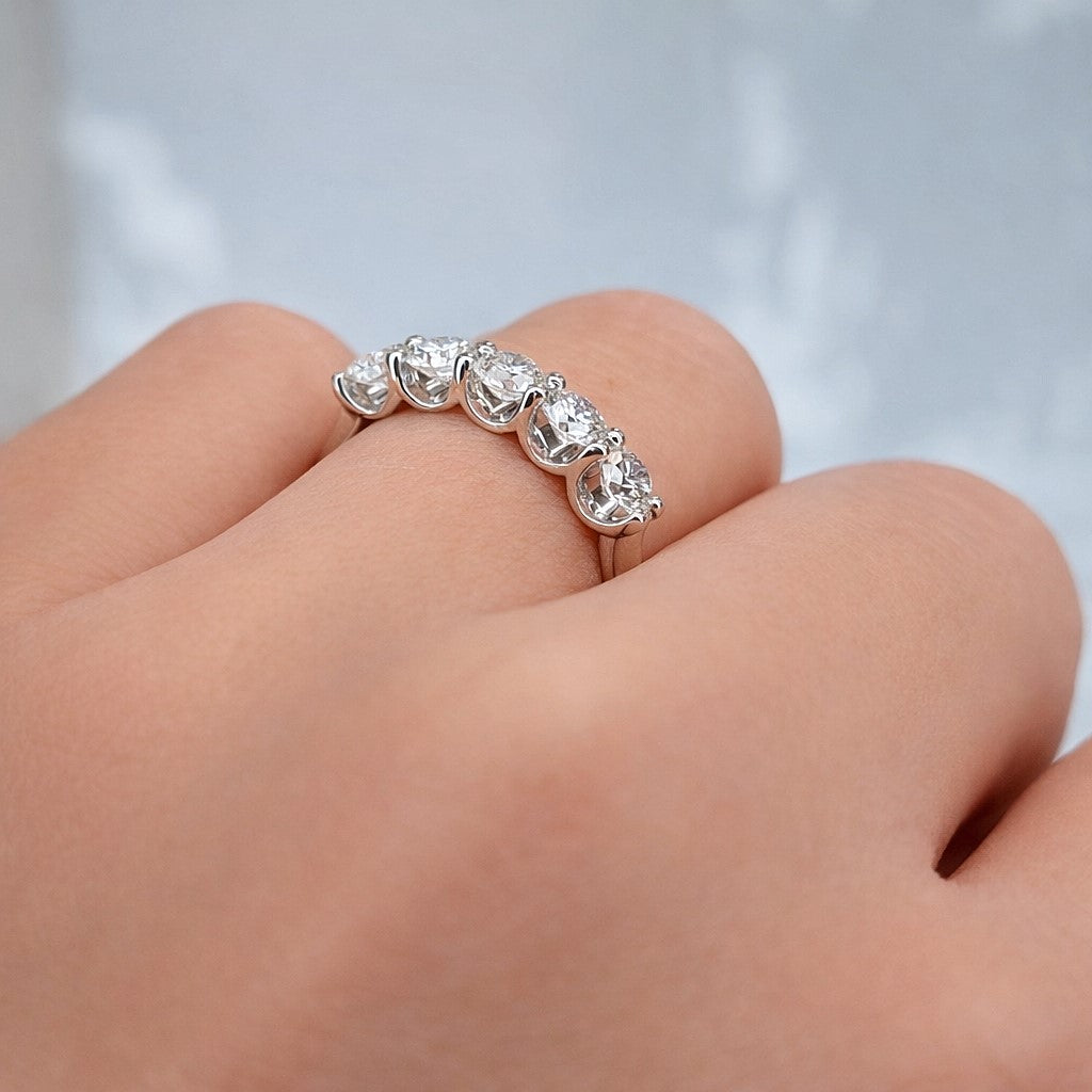 טבעת חמשה יהלומים קשתות זהב לבן