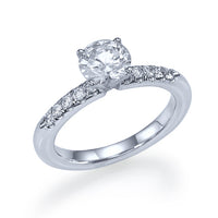 טבעת ניקי זהב לבן עם יהלום מעבדה עגול ושיבוץ צדדים עדין למראה יוקרתי