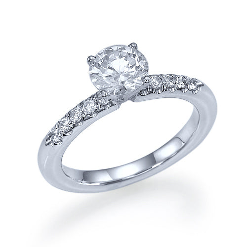 טבעת ניקי זהב לבן עם יהלום מעבדה עגול ושיבוץ צדדים עדין למראה יוקרתי