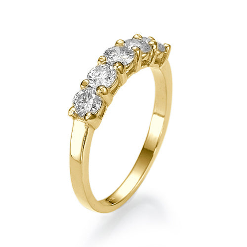 טבעת חמישה אבני יהלום מעבדה בזהב צהוב בעיצוב קלאסי ונוצץ