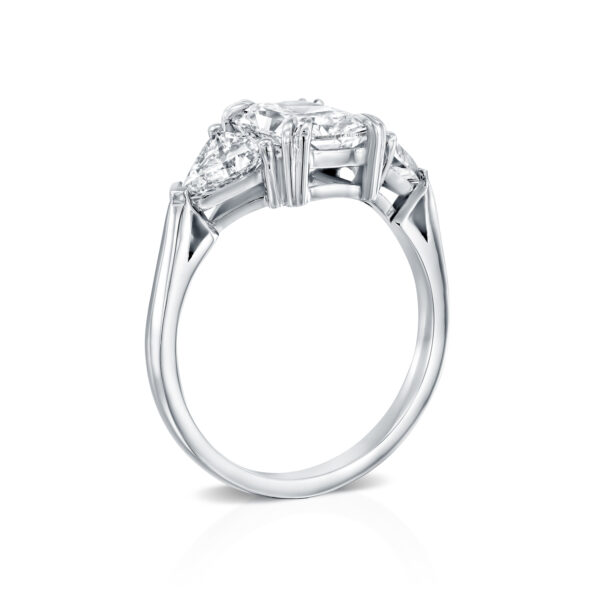 טבעת אירוסין 3 יהלומים אובל ומשולשים מזהב לבן